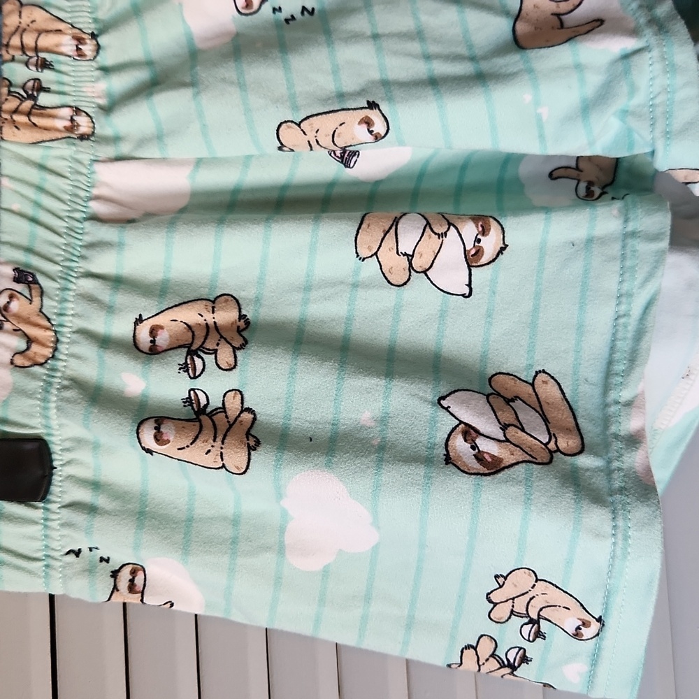 Weekend Edition Sloth Pajama Set โ Womenโs XS - Picture 8 of 12